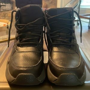 Gently worn Nike Airmax Goaterra 2.0 Big Kids